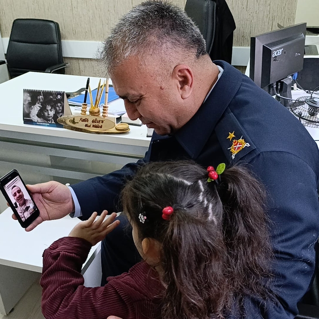 Asker babasını özleyen Asel'e, Tuğgeneral Serin'den sürpriz