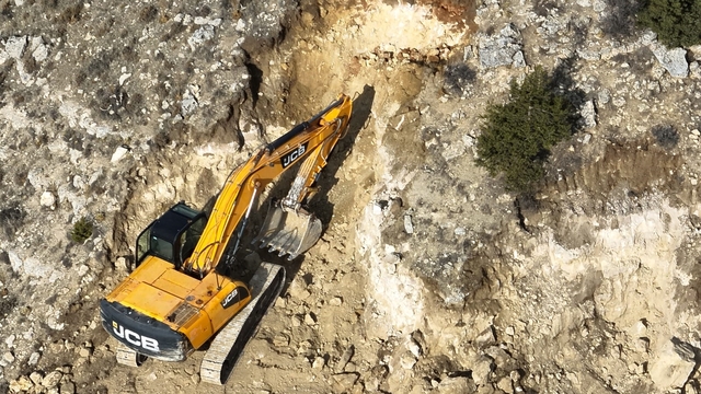 2 iş makinesiyle define arayanlara operasyon: 14 gözaltı