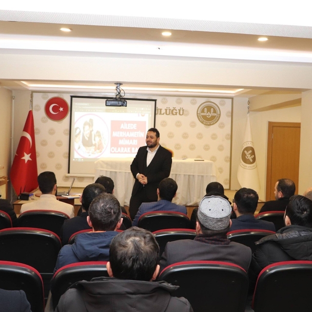 Sivas'ta "baba okulu" semineri başladı
Ailenin korunması ve sağlıklı bir şe...