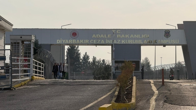 Diyarbakır'da 11'inci yargı paketi heyecanı: Aileler cezaevi önünde toplandı