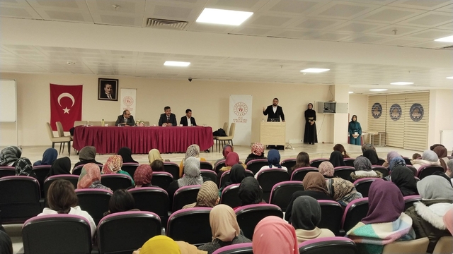 KYK yurdunda kandil programı gerçekleştirildi
Sivas'ta Regaip Kandili dolayısıyla  Kredi Yurtlar Kurumu (KYK) yurtlarında kalan kız öğrencilere yönelik program gerçekleştirildi