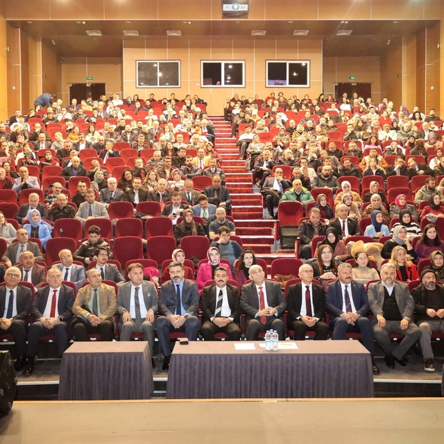 Güçlü ailenin önemi anlatıldı
Sivas'ta Aile Yılı etkinlikleri kapsamında "G...