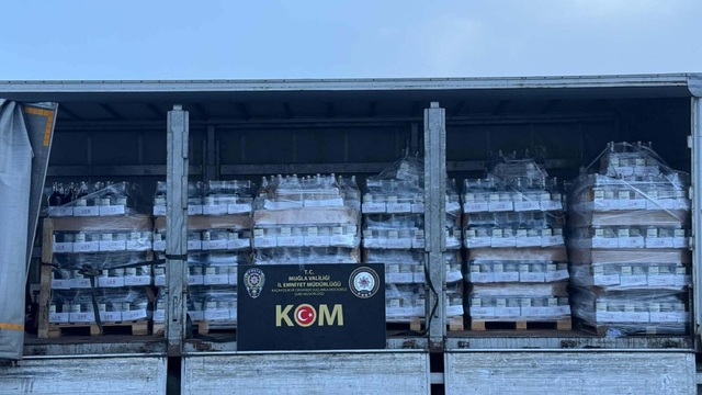 Kamyonet kasasında 4 bin 737 litre sahte içki ele geçirildi
