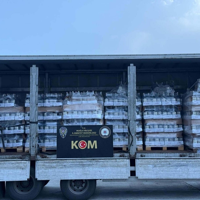 Kamyonet kasasında 4 bin 737 litre sahte içki ele geçirildi