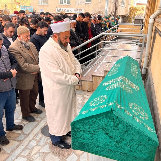 Kazada ölen nişanlı çift yan yana toprağa verildi