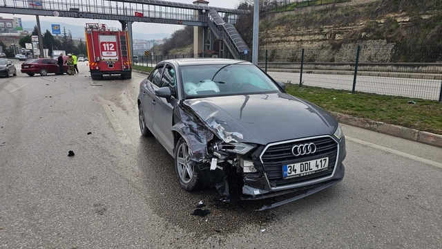 Karabük'teki kazalarda 2 kişi yaralandı
Hafif ticari araç ile motosikletlinin çarpıştığı kaza kamerada