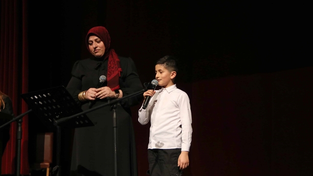 Bakiler'in şiirleri öğrenci ve velilerin sesiyle hayat buldu
Sivas'ta şair ve yazar Yavuz Bülent Bakiler anısına  şiir ve müzik dinletisi programı düzenlendi. Programda Mehmetçik İlkokulu öğrencileri velileriyle birlikte Bakiler'in şiirlerini seslendirdi