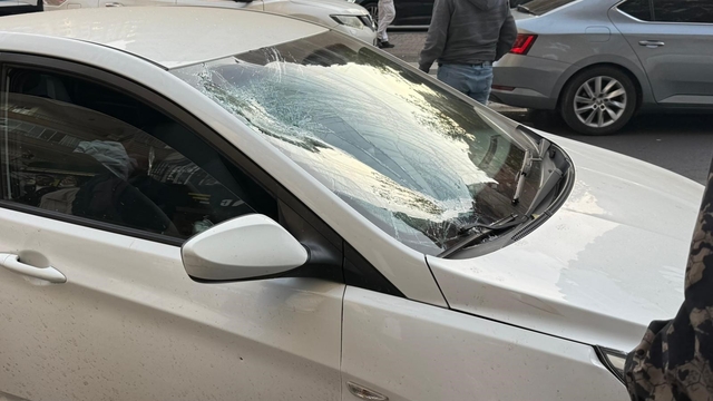 Otomobilin çarptığı yaya ağır yaralandı, sürücüler birbirlerinin üstüne yürüdü