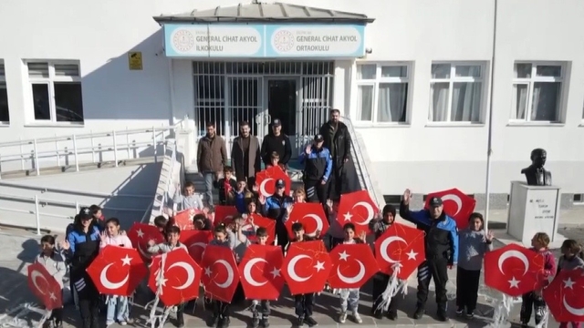 Erzincan'da gökyüzünü polisler ve çocuklar birlikte renklendirdi