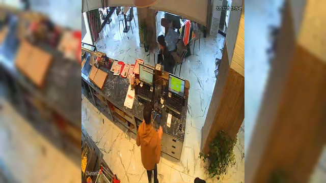 Otomobil döner salonuna girdi; o anlar kamerada