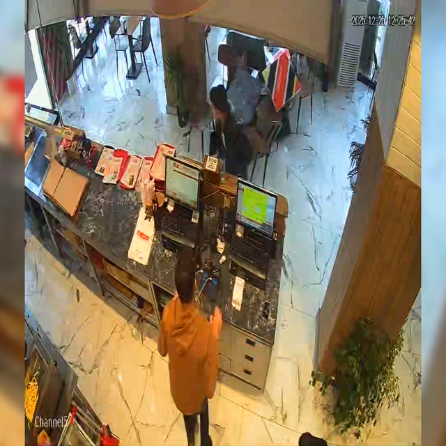 Otomobil döner salonuna girdi; o anlar kamerada