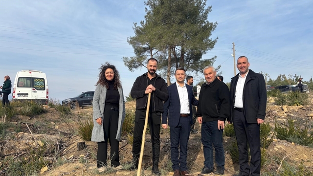 Şehitlerin ismi geleceğe nefes oldu
Kozanda duygu dolu fidan dikimi Şehit aileleri fidanları toprakla buluşturdu