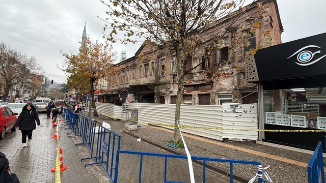 Edremit'teki tarihi bina yağışlara dayanamadı