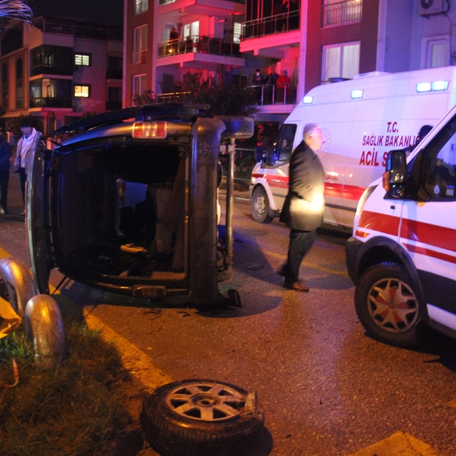 Otomobille çarpışan ticari araç yan yattı: 7 yaralı