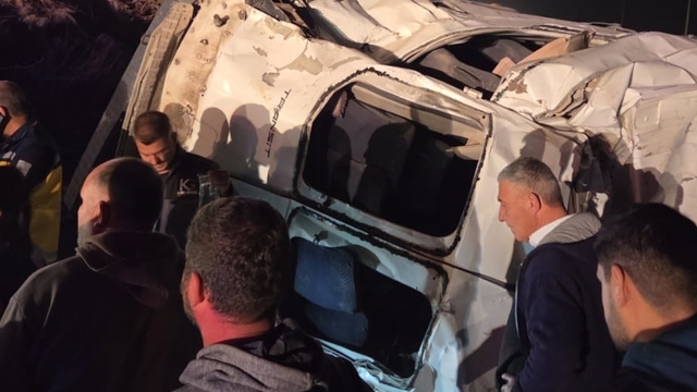 Adana'da devrilen işçi servisinde 2 kişi yaralandı