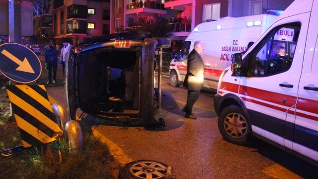 Otomobille çarpışan ticari araç yan yattı: 7 yaralı