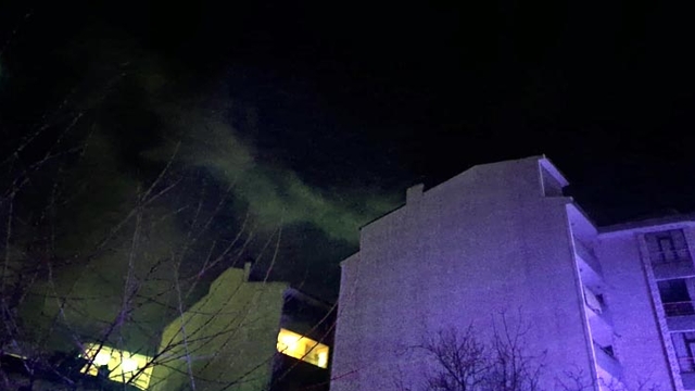 Van'da apartmanda yangın; 15 kişi dumandan etkilendi