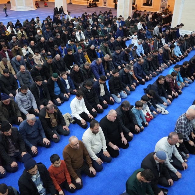 Muş'ta Regaip Kandili'nde vatandaşlar camilere akın etti