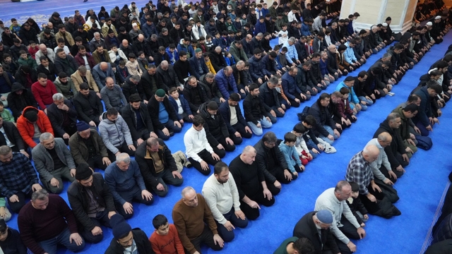 Muş'ta Regaip Kandili'nde vatandaşlar camilere akın etti