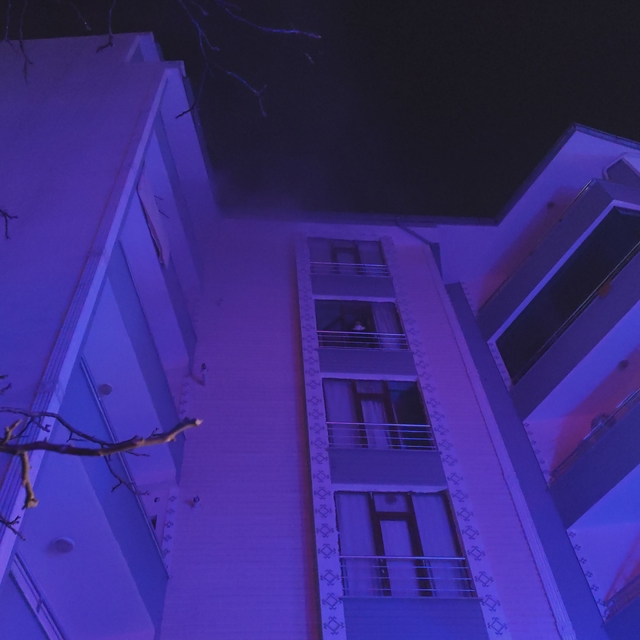 Erciş'te apartmanda yangın: 15 kişi dumandan etkilendi