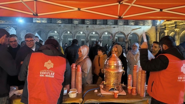 Diyarbakır ve çevre illerde kandil dolayısıyla salep ikramında bulunuldu