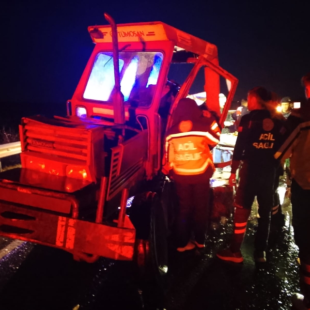 TIR'la çarpışan traktörün sürücüsü ağır yaralandı