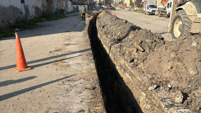 Boru döşemesi yapılan kanalda toprak kayması; 3 yaralı