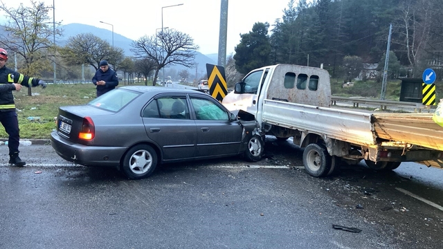 Bilecik'te otomobil ile kamyonet çarpıştı: 5 yaralı