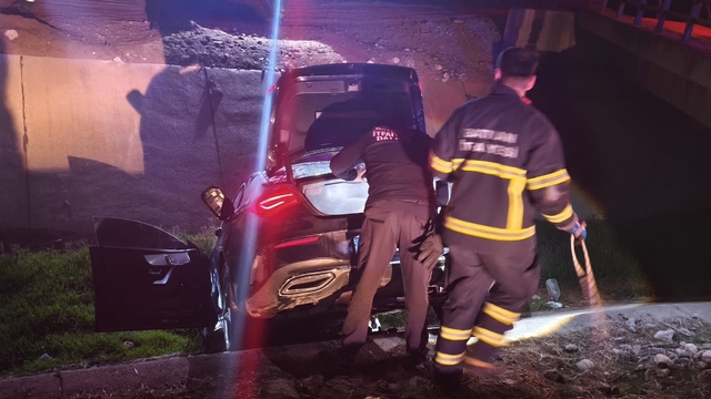 Batman'da otomobil su kanalına uçtu: 1 yaralı