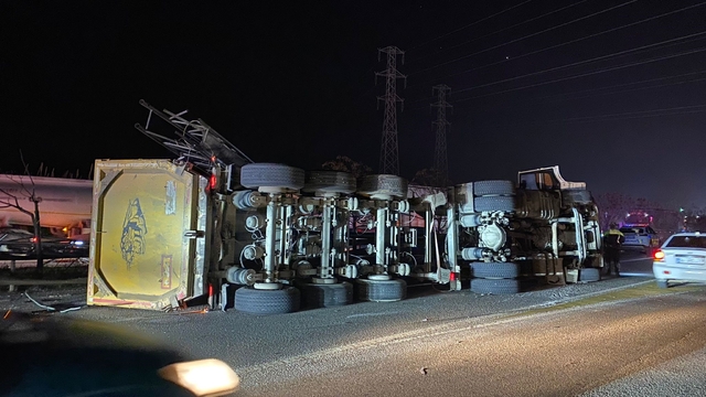 Antalya'da EDS direğine çarpan tır devrildi: 2 yaralı
Çarpmanın etkisi ile devrilen demir direkler, kamyonun kupasına ve otomobile çarptı