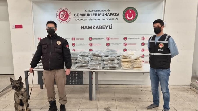 Yeni yıl öncesi sınır kapılarında dev uyuşturucu operasyonu
Bir tırda 591 kilo 162 gram uyuşturucu maddesi ele geçirildi