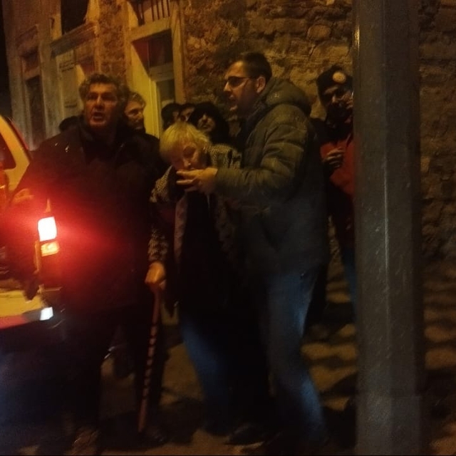 Mobilya mağazasındaki yangında bina sakinleri dumandan etkilendi