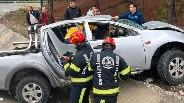 Denizli'de ağaca çarpan pikaptaki 1 kişi öldü, 1 kişi yaralandı