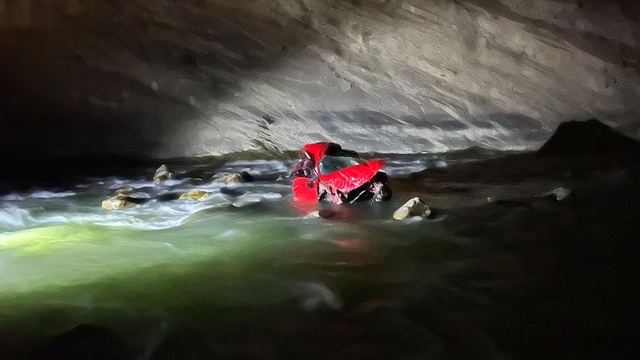 Hafif ticari araç Zap suyuna yuvarlandı; 1 kişi kurtarıldı, kayıp kişiler için çalışma başlatıldı