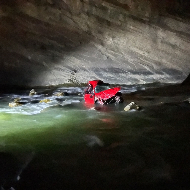 Hafif ticari araç Zap suyuna yuvarlandı; 1 kişi kurtarıldı, kayıp kişiler i...