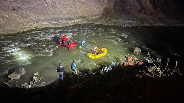 Kadın Sürücü Zap Suyu'na uçtu: 1'i ağır yaralı