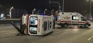 Otomobil ile çarpışan ambulans devrildi; 3 sağlık personeli yaralı