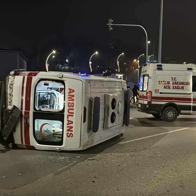 Otomobil ile çarpışan ambulans devrildi; 3 sağlık personeli yaralı