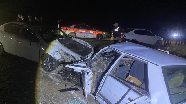 Siverek'te otomobiller kafa kafaya çarpıştı: 2'si ağır 7 yaralı