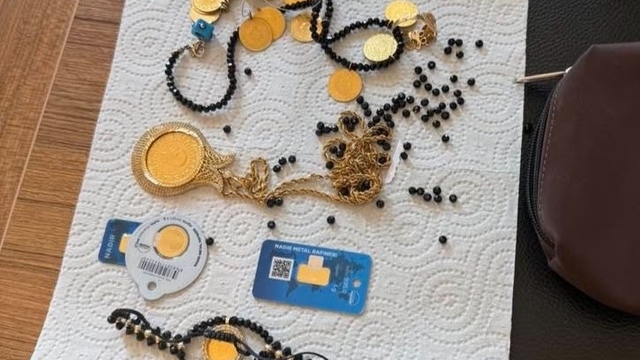 Ağrı'da yolda bulunan altınlar sahibine ulaştırıldı