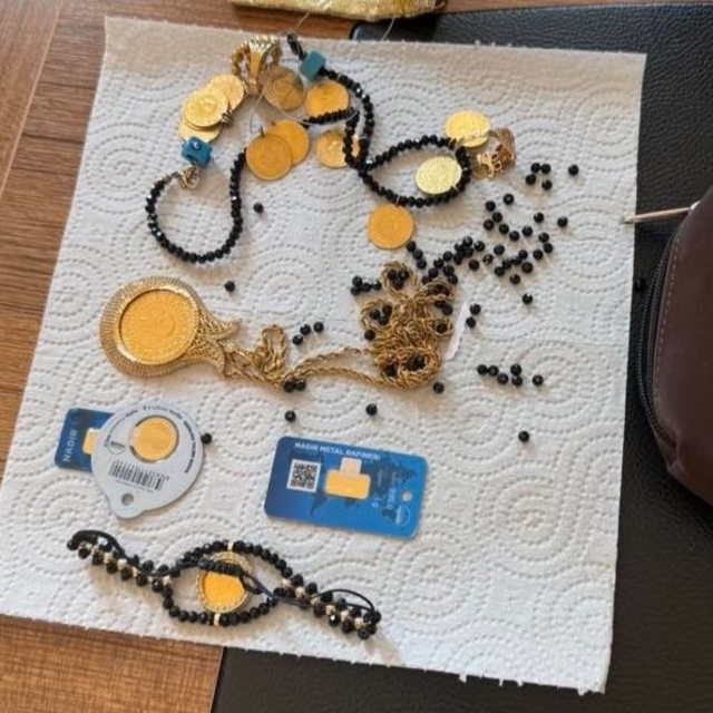 Ağrı'da yolda bulunan altınlar sahibine ulaştırıldı