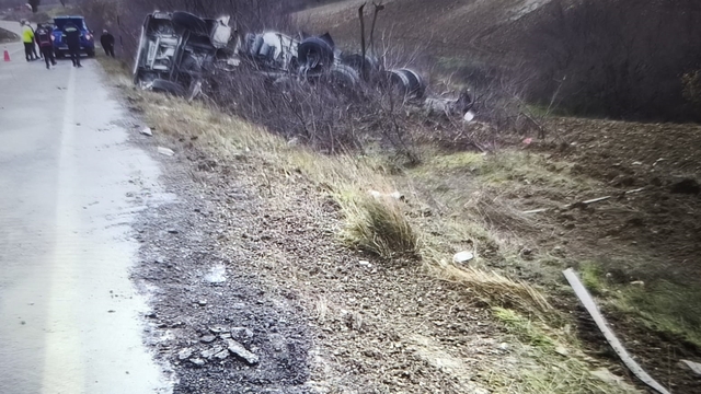 Kırklareli'nde şarampole devrilen tırın sürücüsü yaralandı