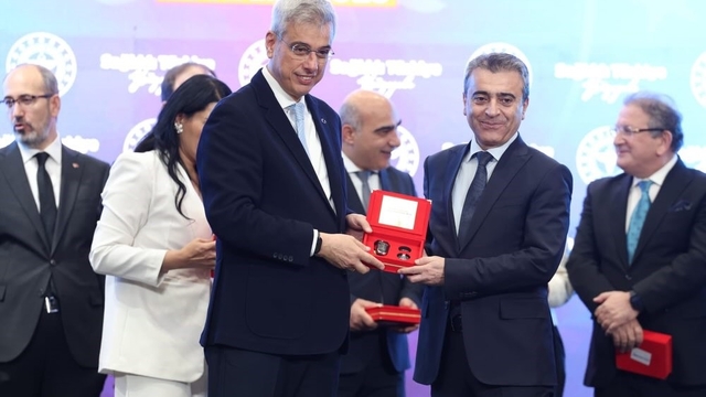 Erzurum'a gelecek ambulansları teslim alındı