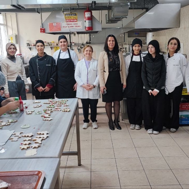 Halka açık kafede öğrenciler hem öğreniyor hem üretiyor