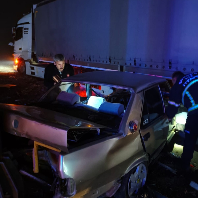 Tır ile çarpışan TOFAŞ hurdaya döndü
Otomobilde bulunan 2 kişi itfaiye ekip...