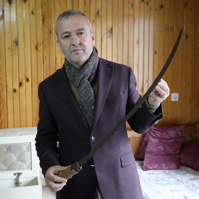 700 yıllık emanet nesilden nesile korunuyor
Güvenç Abdal'a ait kılıç ve zır...