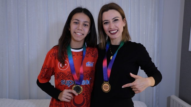 'Dünya Hafıza Şampiyonası'na Adanalı anne ile kızı damga vurdu
Adanalı öğretmen anne ile kızı aldıkları hızlı okuma eğitimin ardından Vietnam'da düzenlenen '34. Dünya Hafıza Şampiyonası'na katıldı, anne kendi kategorisinde dünya 3'üncüsü, kızı ise dünya 1'incisi oldu