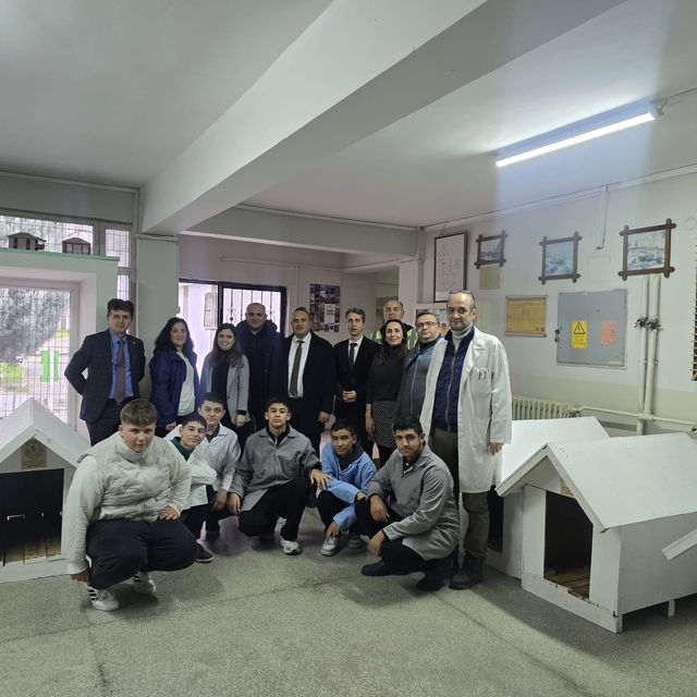 Meslek liselilerden sokak hayvanlarına kulübe desteği