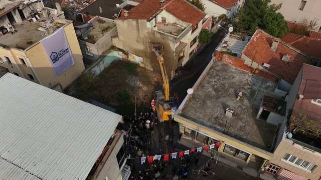 Yıldırım'da sessiz devrim
Oktay Yılmaz'dan 30 bin yeni konut hedefi
Tapu sorunları çözüldü, kentsel dönüşüm hızlanıyor
2026'da Yıldırım'ın her noktasında dönüşüm olacak