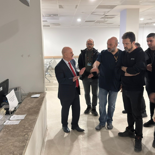 Rektör Sözbir, hastaneyi inceledi hastalarla sohbet etti